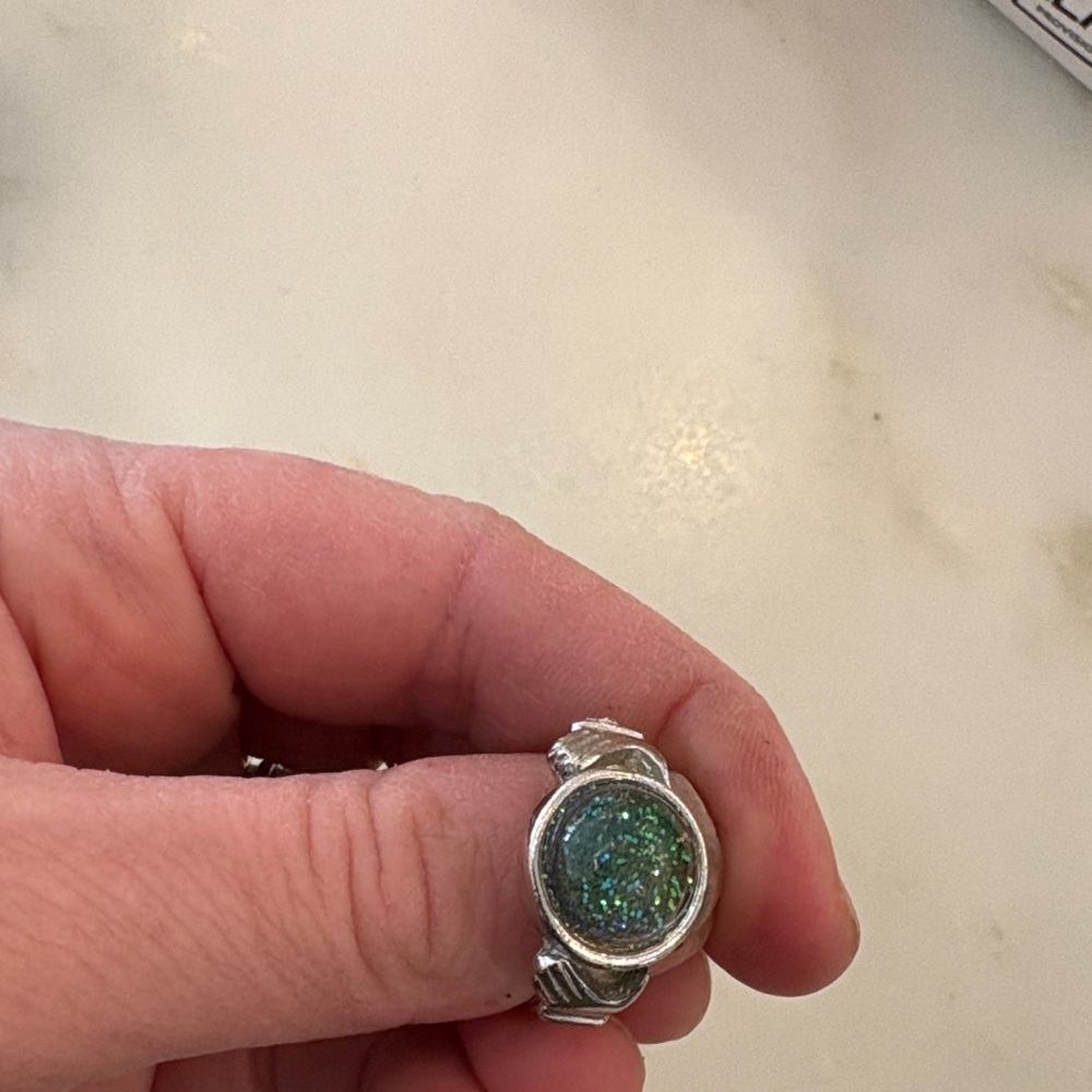 Elegant Silver and Green Women's Ring